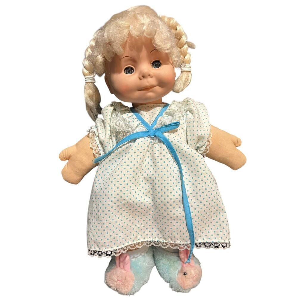 Vintage 1984 Uneeda doll, Sleeping Outfit, 16”